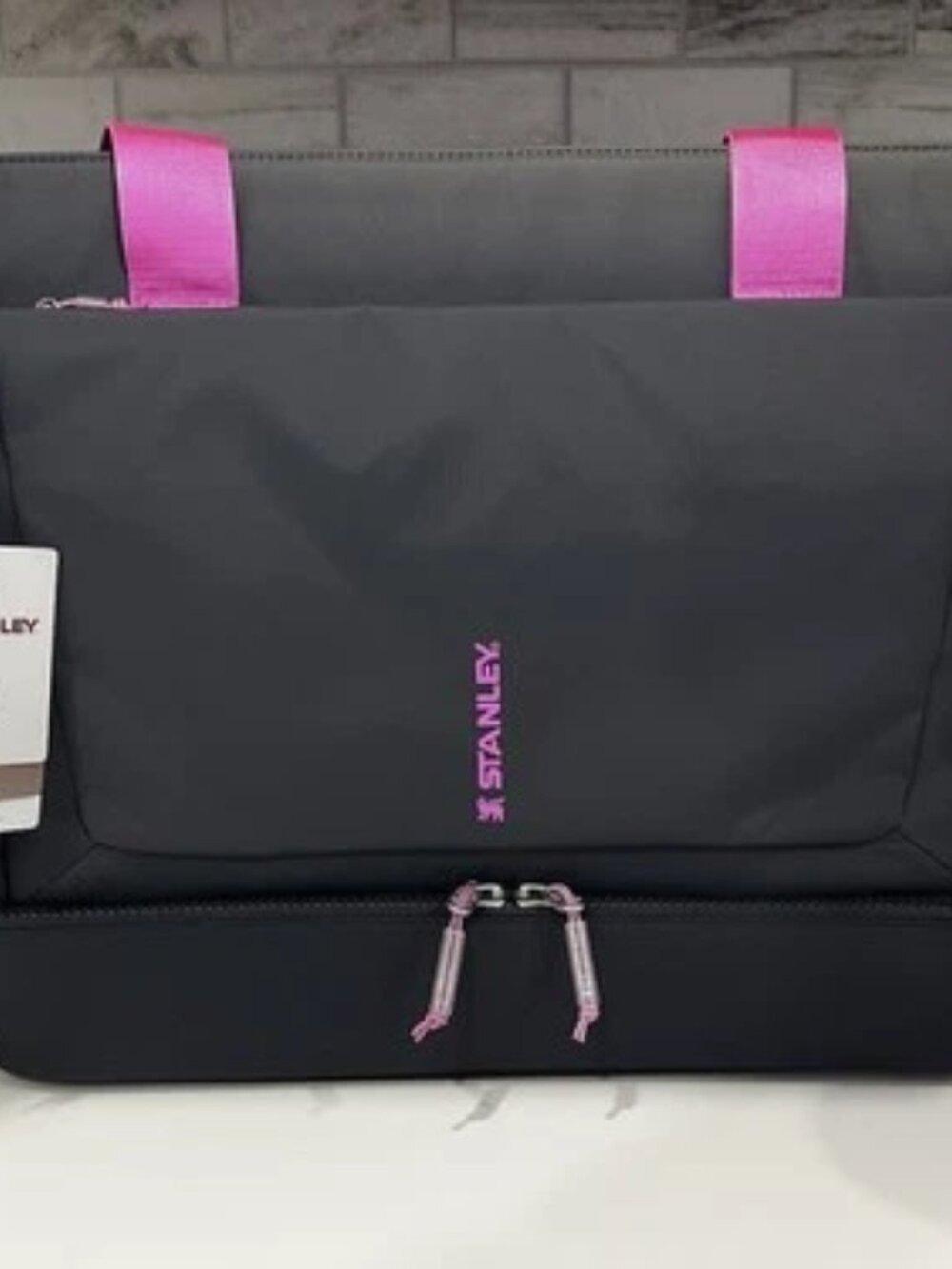 Stanley Vitalize Tote & 30 oz Quencher ProTour Flipstraw Tumbler HOT PINK Combo - Picture 3 of 8